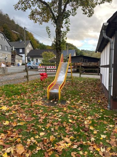 Wanderweg am Spielplatz